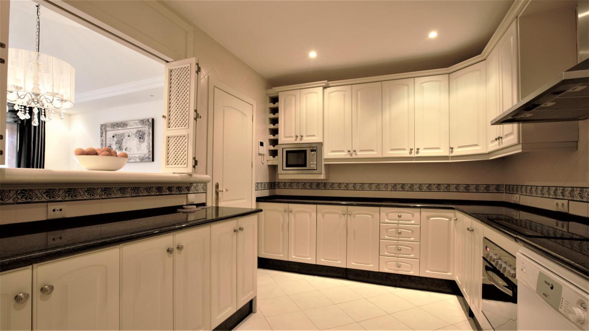 R15 Side 3 Bedroom Flat Apartment *